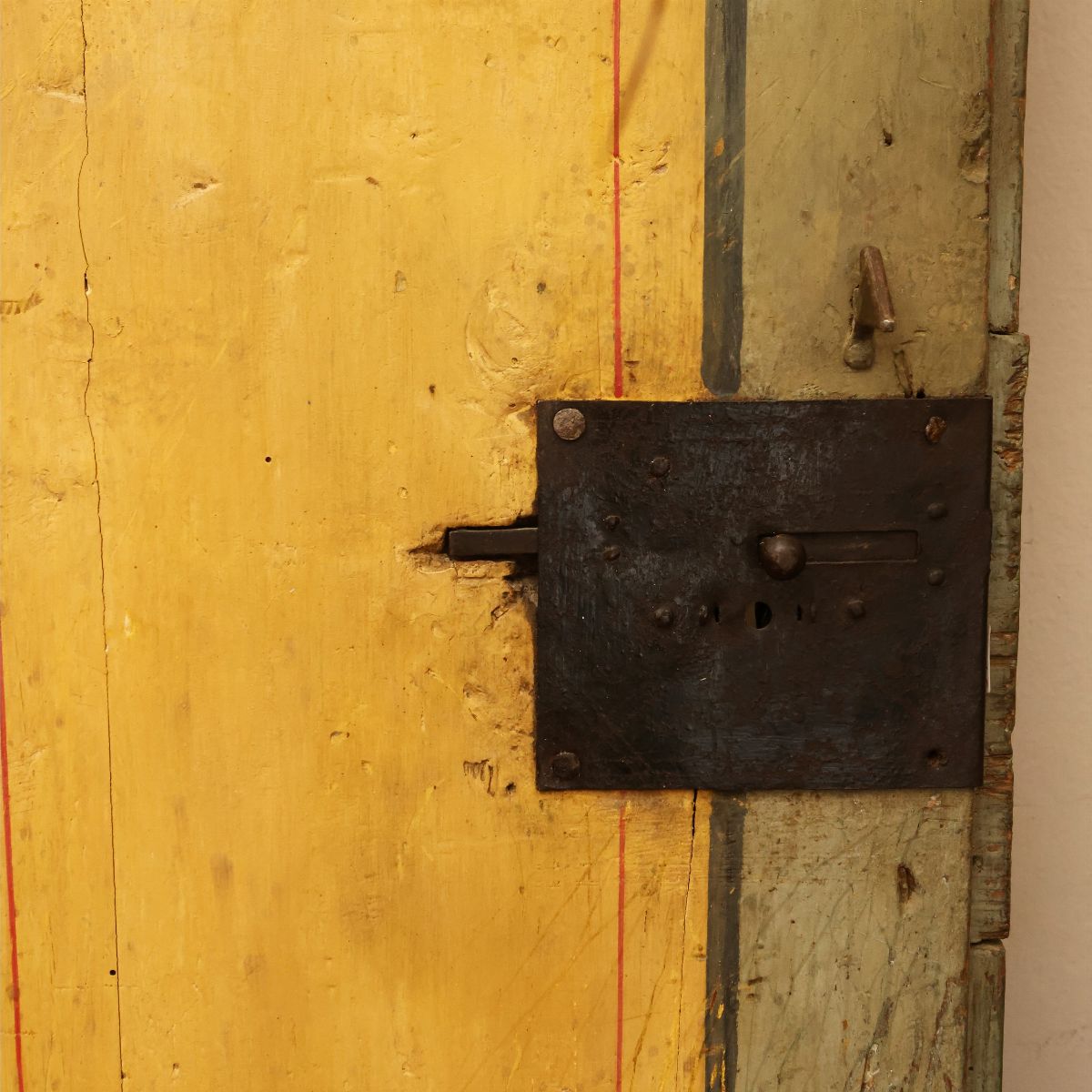 Coppia di Antiche Ante in Legno Laccato