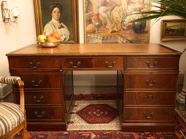 Large center desk in mahogany feather  (beginning of the 20th century)  - Auction The art of furnishing - Maison Bibelot - Casa d'Aste Firenze - Milano