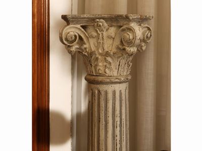 Coppia di Colonne Decorative in Legno Intagliato e Dipinto Bianco