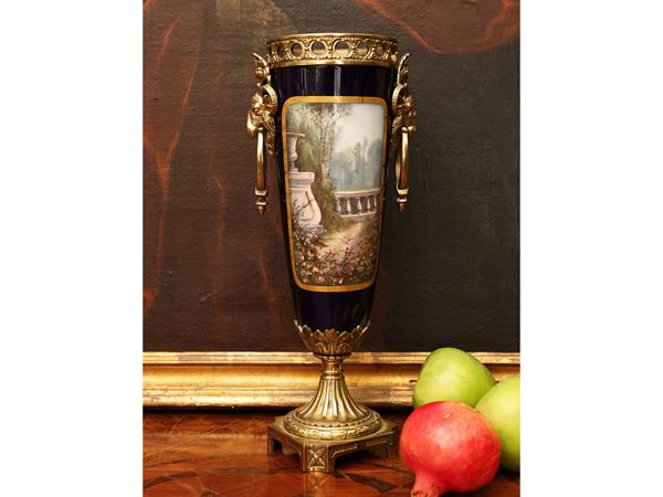 Vase in porcelain and golden metal