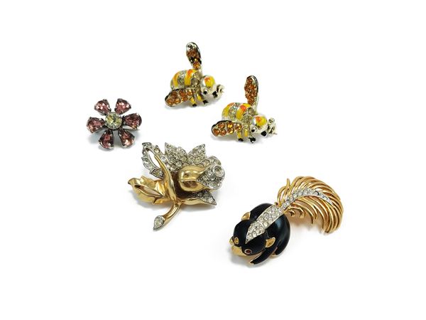 Lot of five small brooches
