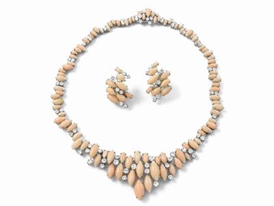 Demi Parure Collana e Orecchini in Oro Bianco con Diamanti e Coralli Rosa