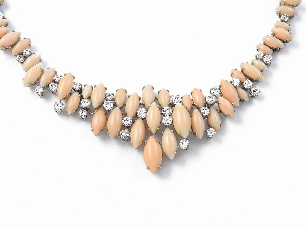 Demi Parure Collana e Orecchini in Oro Bianco con Diamanti e Coralli Rosa