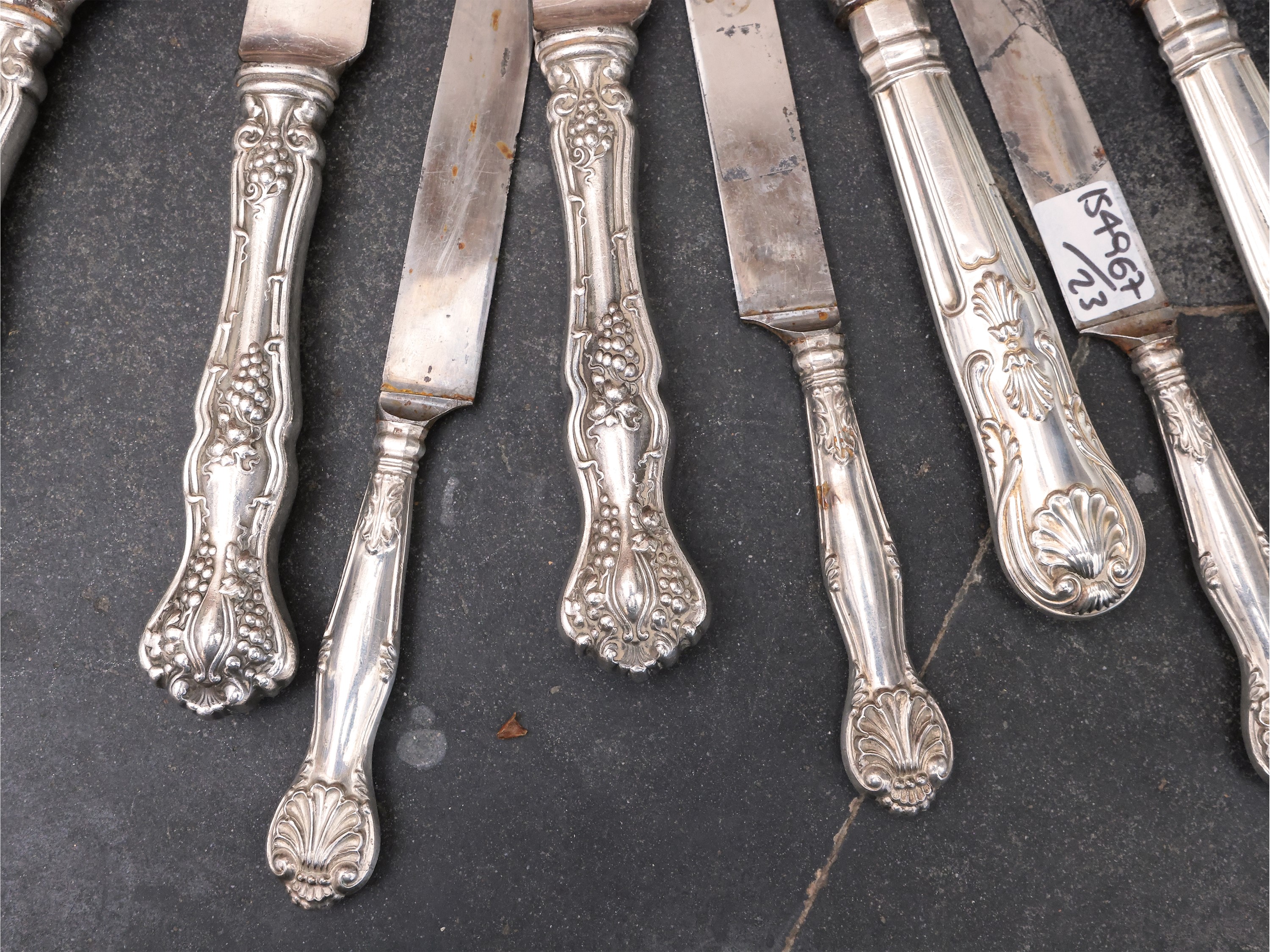 Miscellanea di Coltelli con Manici Rivestiti in Argento