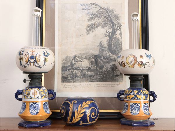 Coppia di lumi ad olio di gusto Art Decò in terraglia