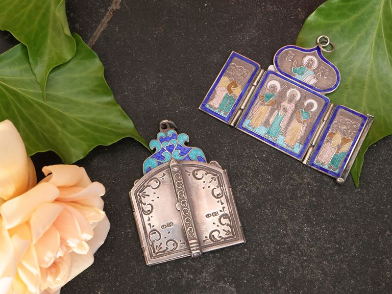 Due Medaglioni Devozionali in Argento e Smalti Cloisonnè