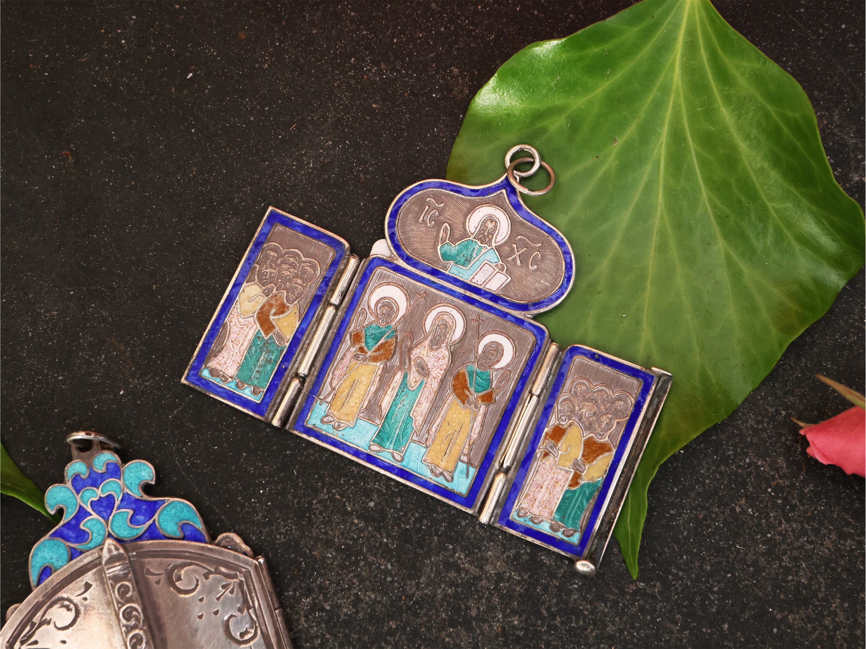 Due Medaglioni Devozionali in Argento e Smalti Cloisonnè