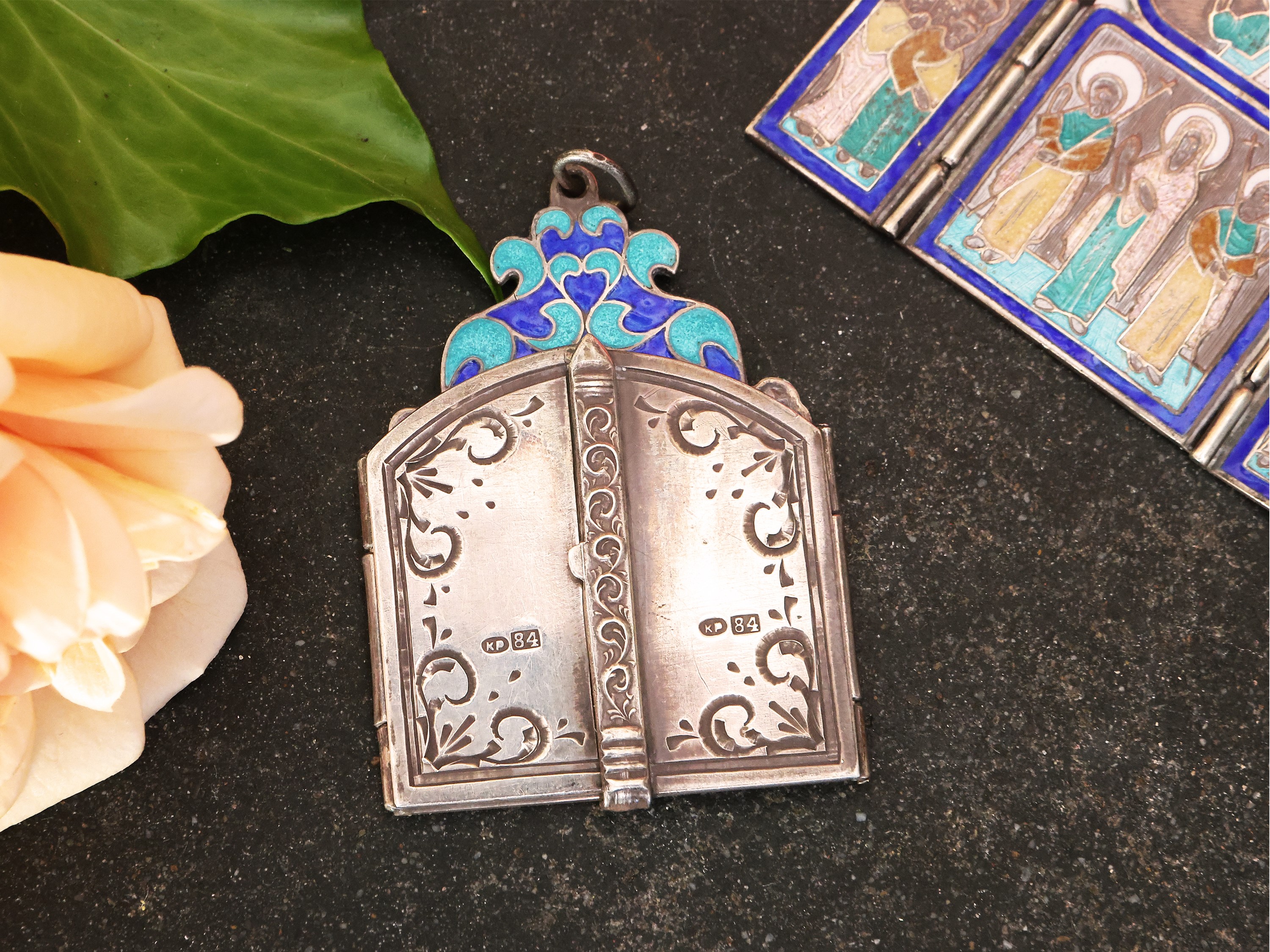 Due Medaglioni Devozionali in Argento e Smalti Cloisonnè