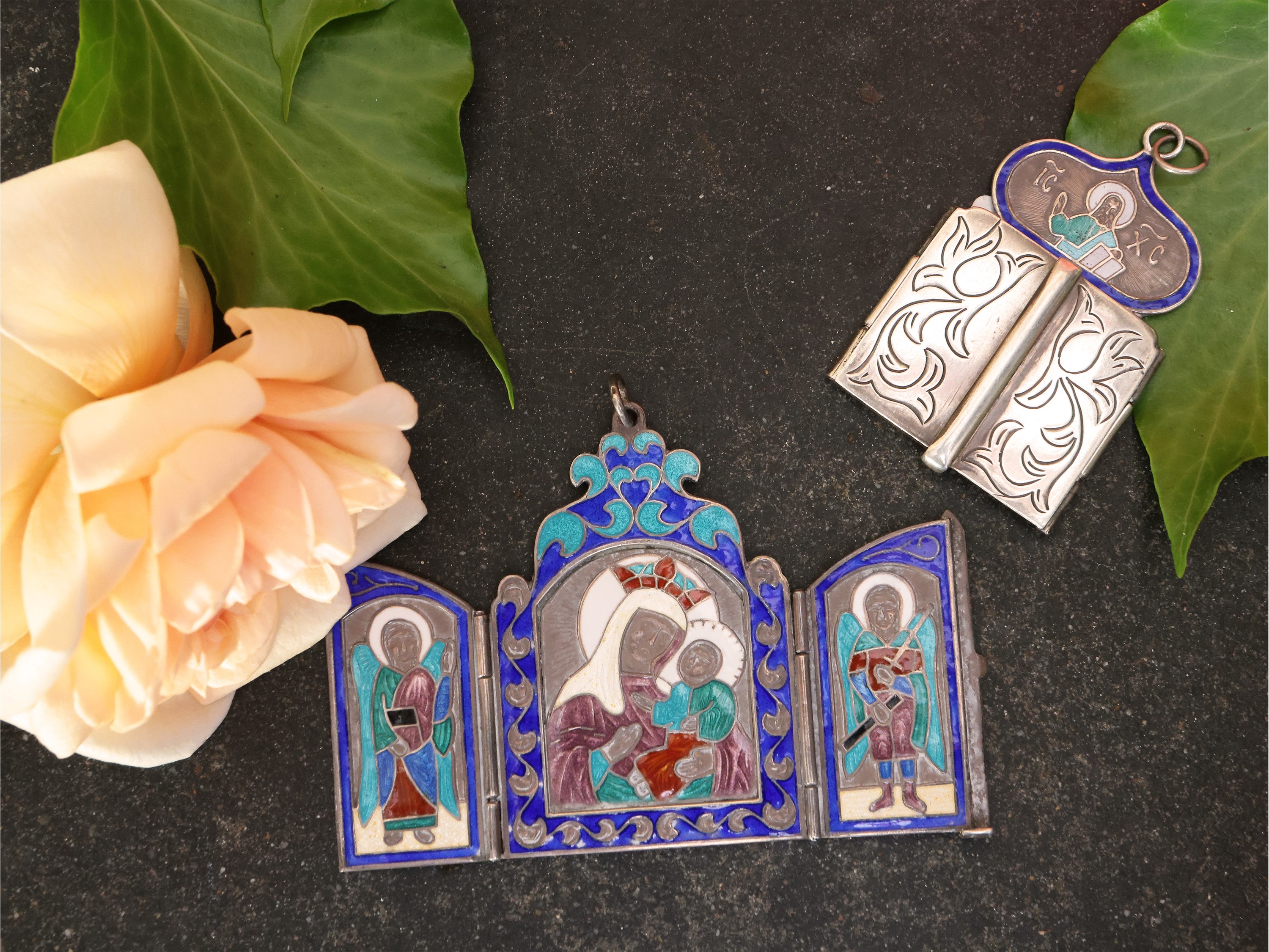 Due Medaglioni Devozionali in Argento e Smalti Cloisonnè