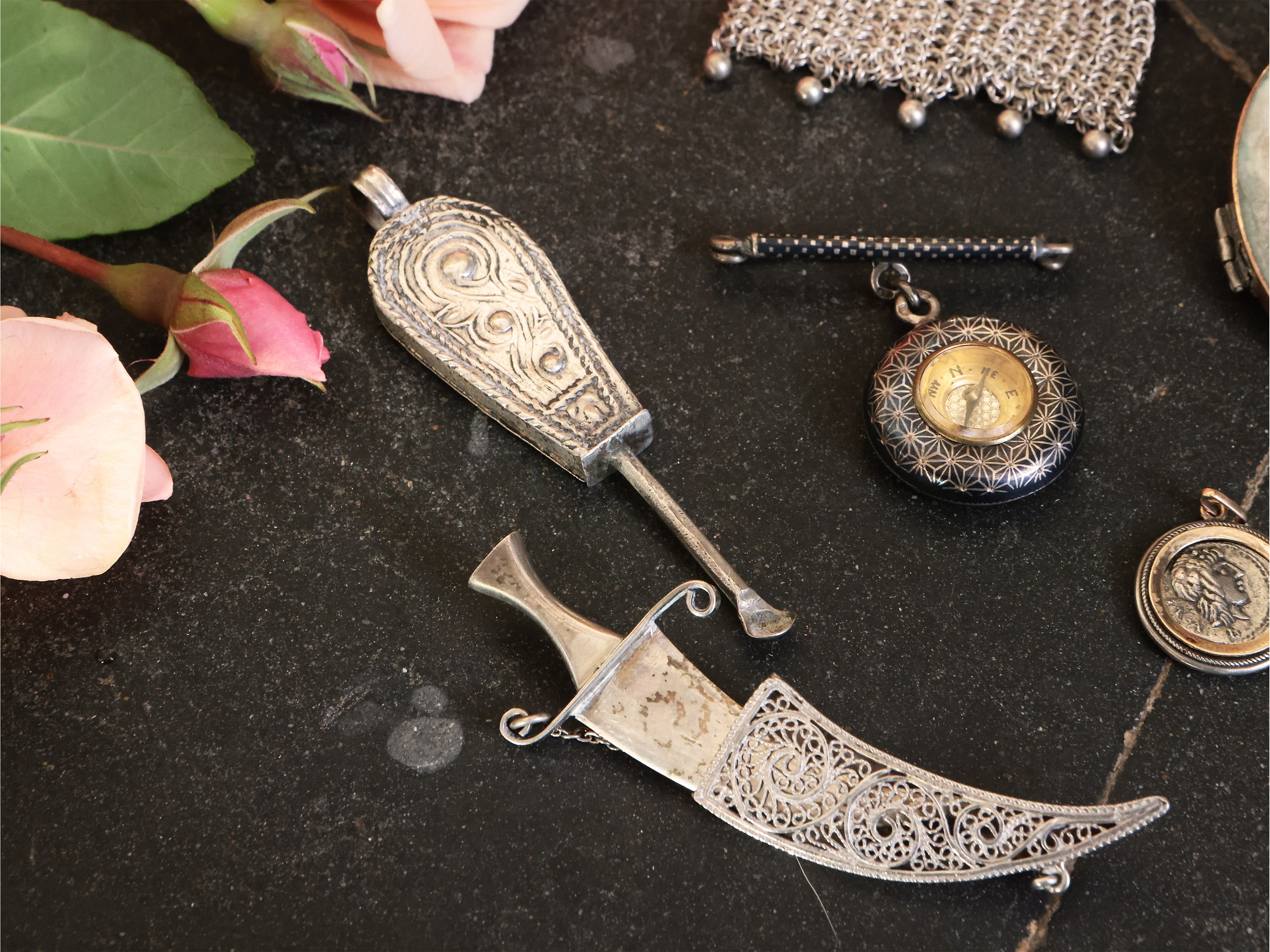 Assortimento di Ninnoli e Bijoux D'epoca in Argento