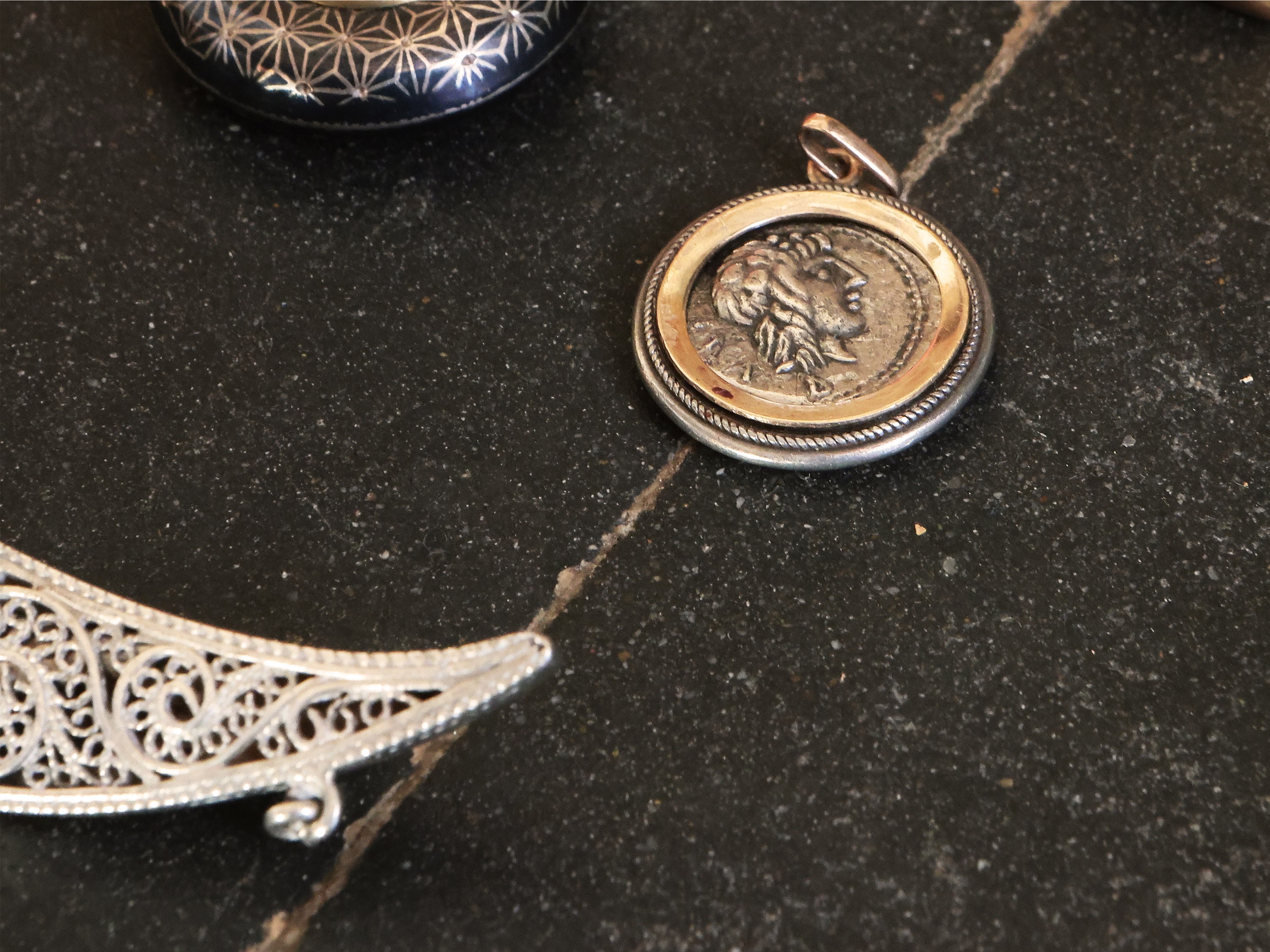 Assortimento di Ninnoli e Bijoux D'epoca in Argento