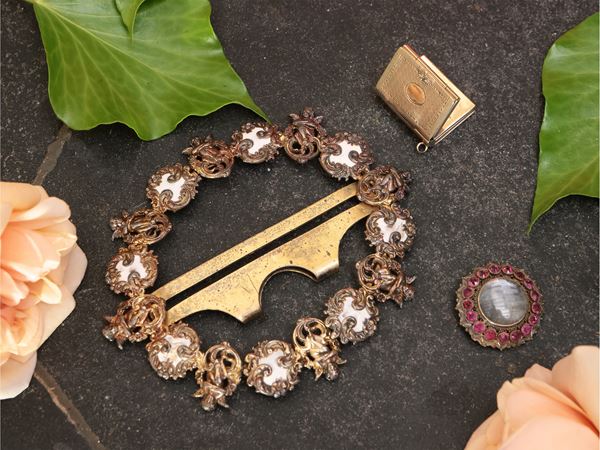 Lotto di piccoli gioielli e accessori d'epoca