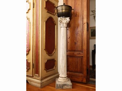 Coppia di Colonne in Legno Intagliato e Dipinto Bianco
