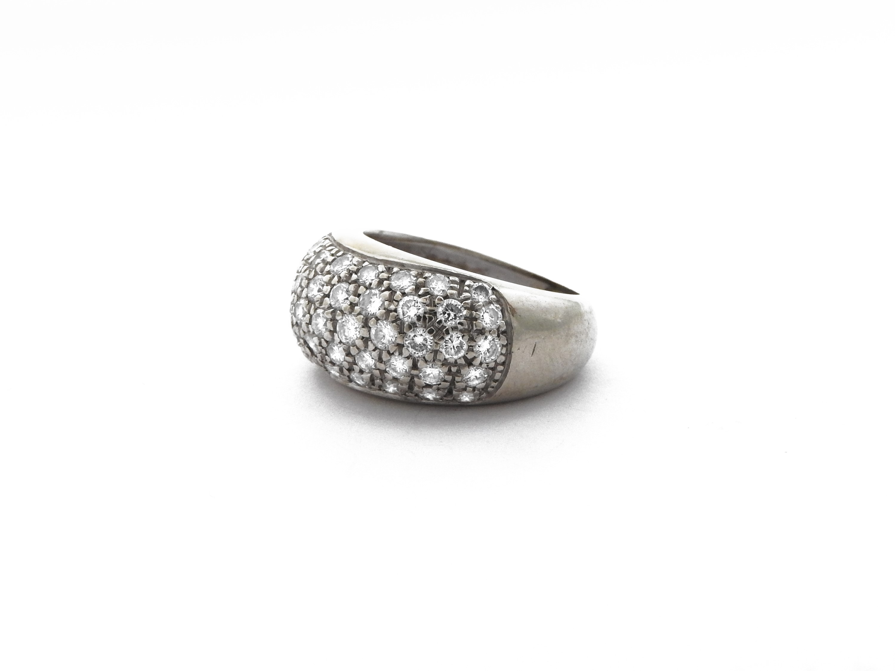 Anello a Fascia Bombata in Oro Bianco con Diamanti