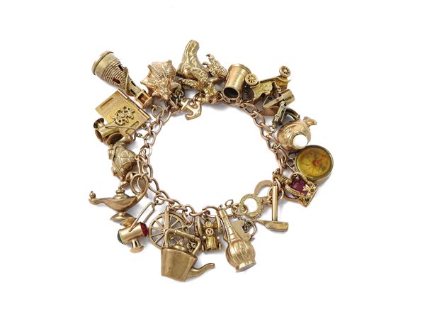 "Charms" bracelet in predominantly 375/1000 gold  (Great Britain, 1960s/70s)  - Auction Jewels and Watches - Maison Bibelot - Casa d'Aste Firenze - Milano
