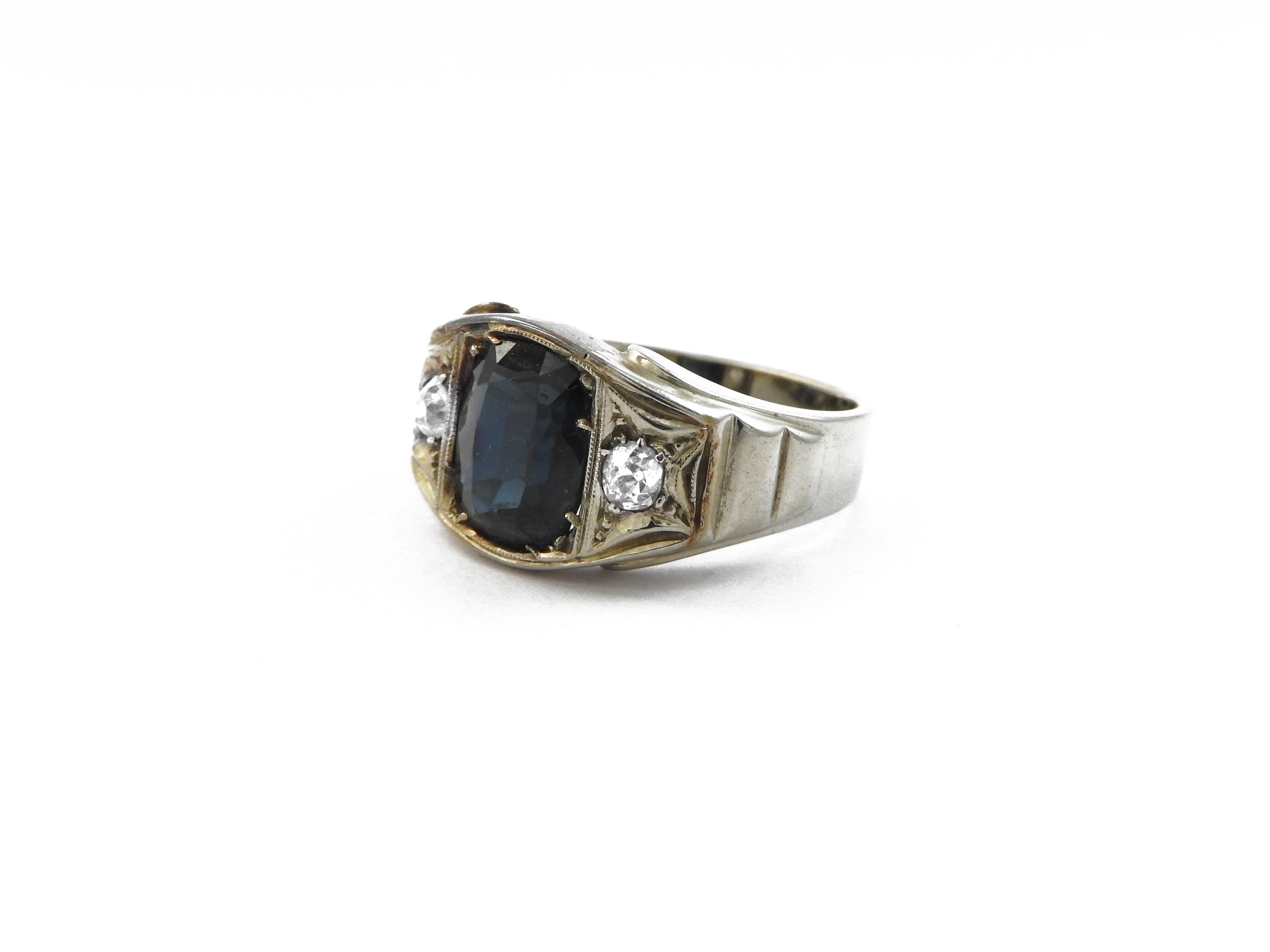 Anello in Oro Bianco con Diamanti e Zaffiro