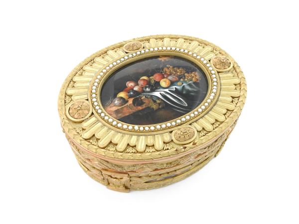 Yellow and rose gold snuff box with pearls and miniatures