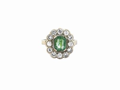 Anello in Oro Bianco con Diamanti e Smeraldo