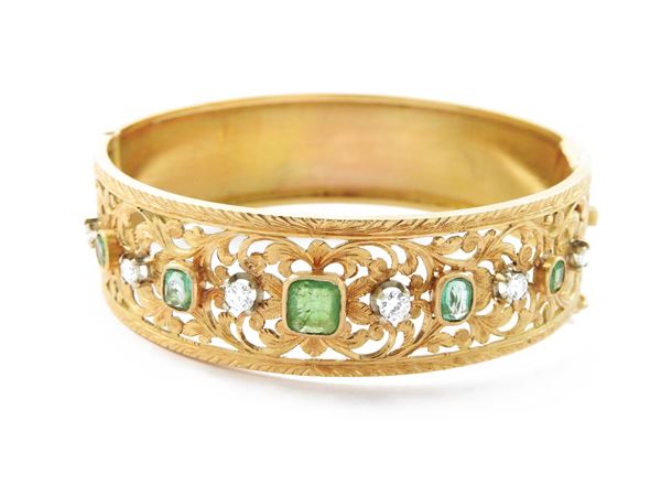 Yellow gold bangle with diamonds and emeralds