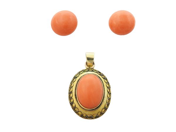 Una spilla, un pendente e due paia di orecchini in oro a vario titolo con coralli rosso arancio