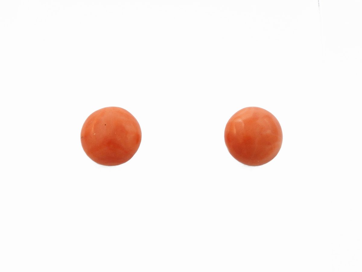 Una Spilla, un Pendente e Due Paia di Orecchini in Oro a Vario Titolo con Coralli Rosso Arancio
