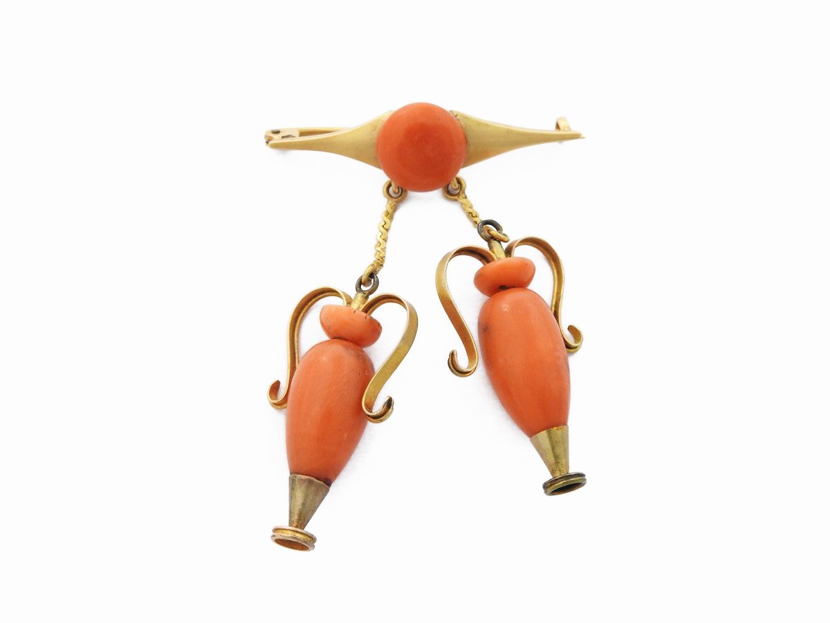 Una Spilla, un Pendente e Due Paia di Orecchini in Oro a Vario Titolo con Coralli Rosso Arancio