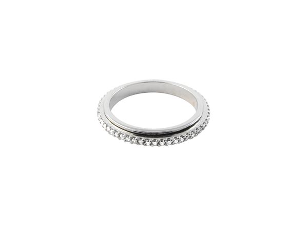 White gold rotating eternelle ring with diamonds