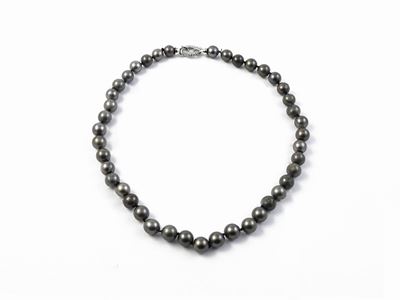 Filo di Perle Tahiti Silver con Fermezza in Oro Bianco e Diamanti