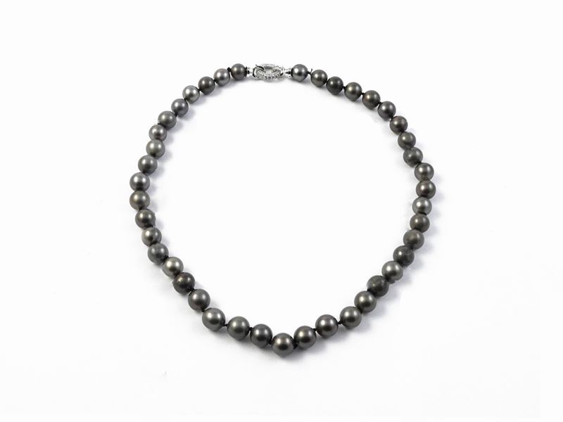Filo di Perle Tahiti Silver con Fermezza in Oro Bianco e Diamanti