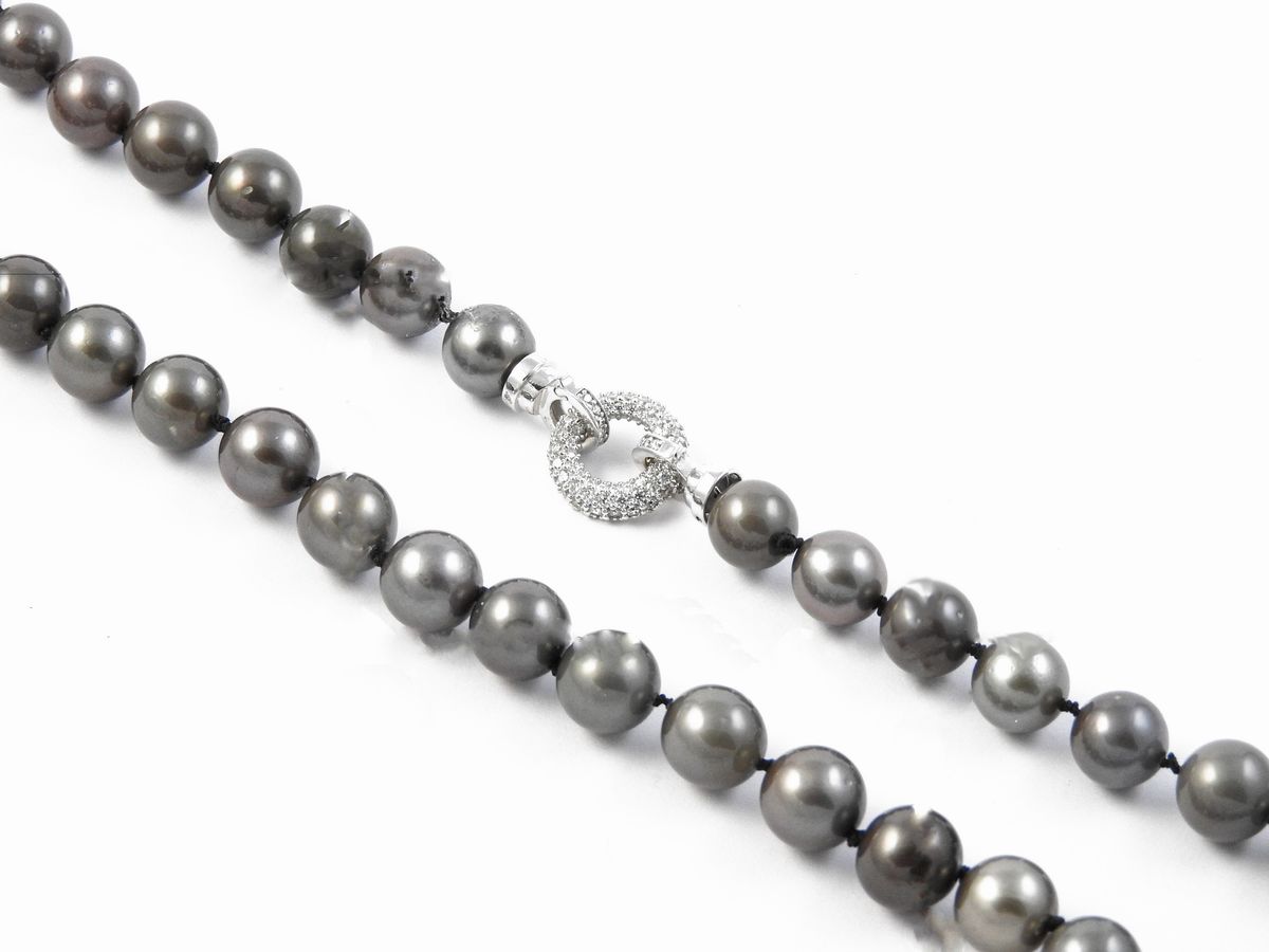 Filo di Perle Tahiti Silver con Fermezza in Oro Bianco e Diamanti
