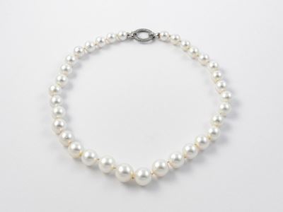 Filo a Scalare di Perle South Sea Bianche con Fermezza in Oro Bianco e Diamanti