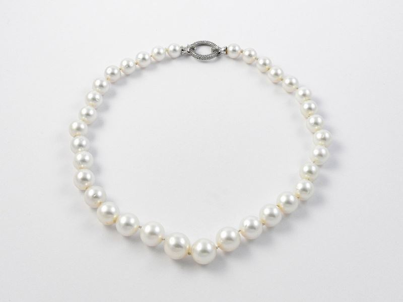 Filo a Scalare di Perle South Sea Bianche con Fermezza in Oro Bianco e Diamanti