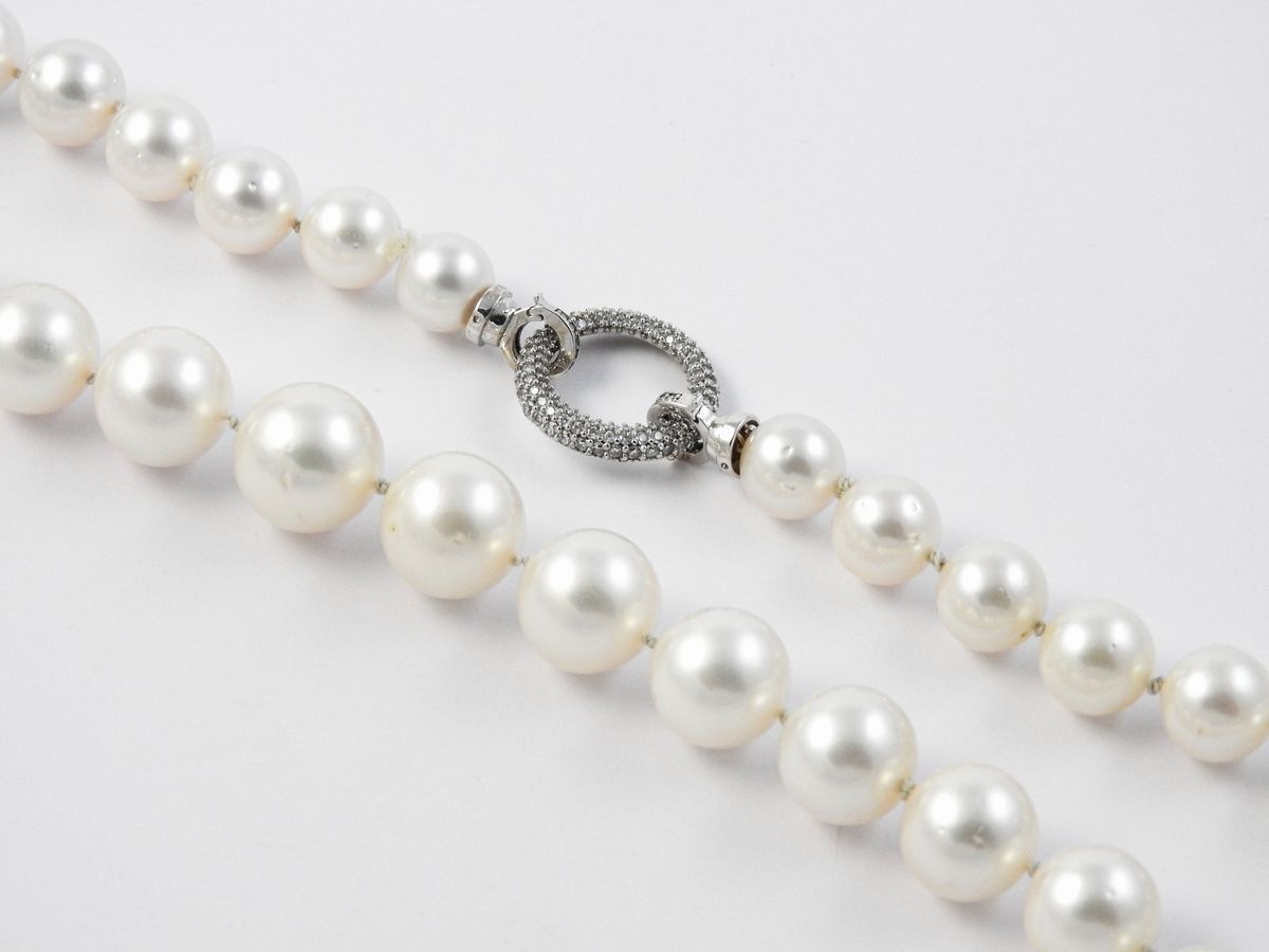 Filo a Scalare di Perle South Sea Bianche con Fermezza in Oro Bianco e Diamanti