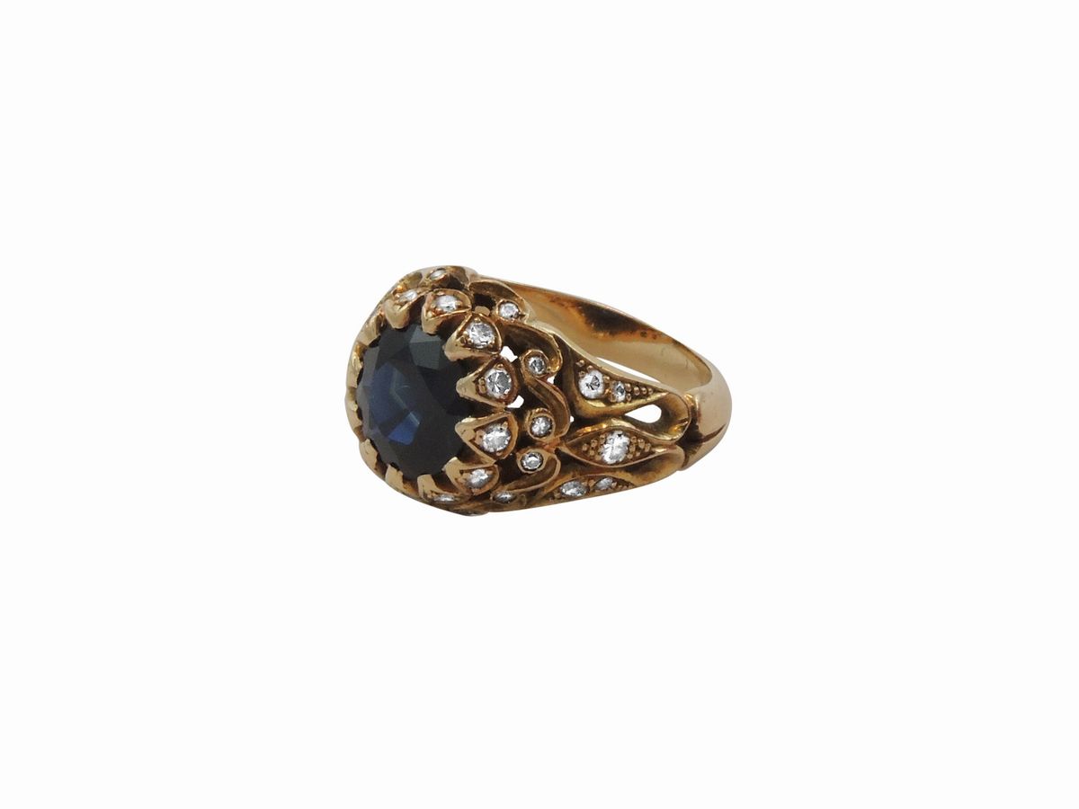 Anello in Oro Giallo con Diamanti e Zaffiro
