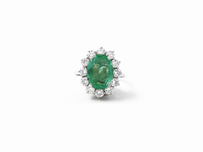 Anello in Oro Bianco con Diamanti e Smeraldo