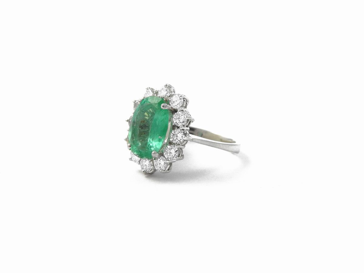 Anello in Oro Bianco con Diamanti e Smeraldo