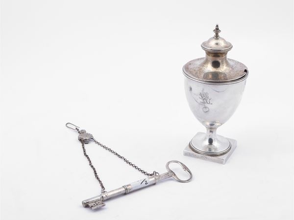 Due accessori d'epoca in argento  - Auction A florentine house. Between tradition and modernity Silvers - I - - Maison Bibelot - Casa d'Aste Firenze - Milano