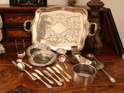 Miscellanea di Accessori per Servire la Colazione in Metallo Argentato