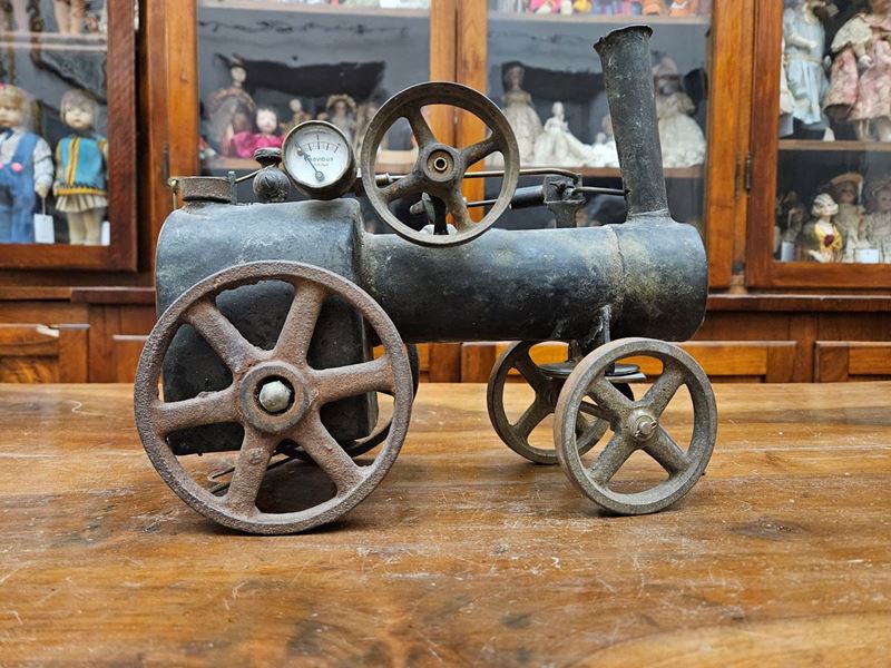 Modellino di Antica Locomobile a Vapore