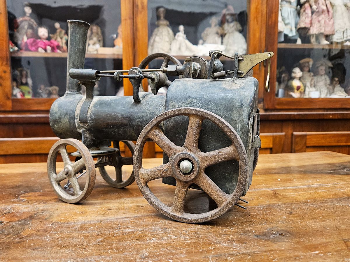 Modellino di Antica Locomobile a Vapore