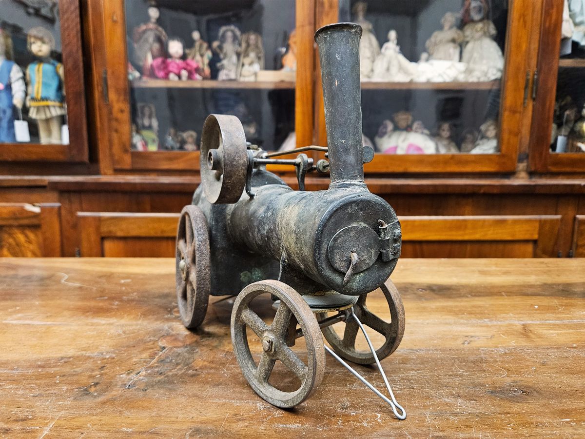 Modellino di Antica Locomobile a Vapore
