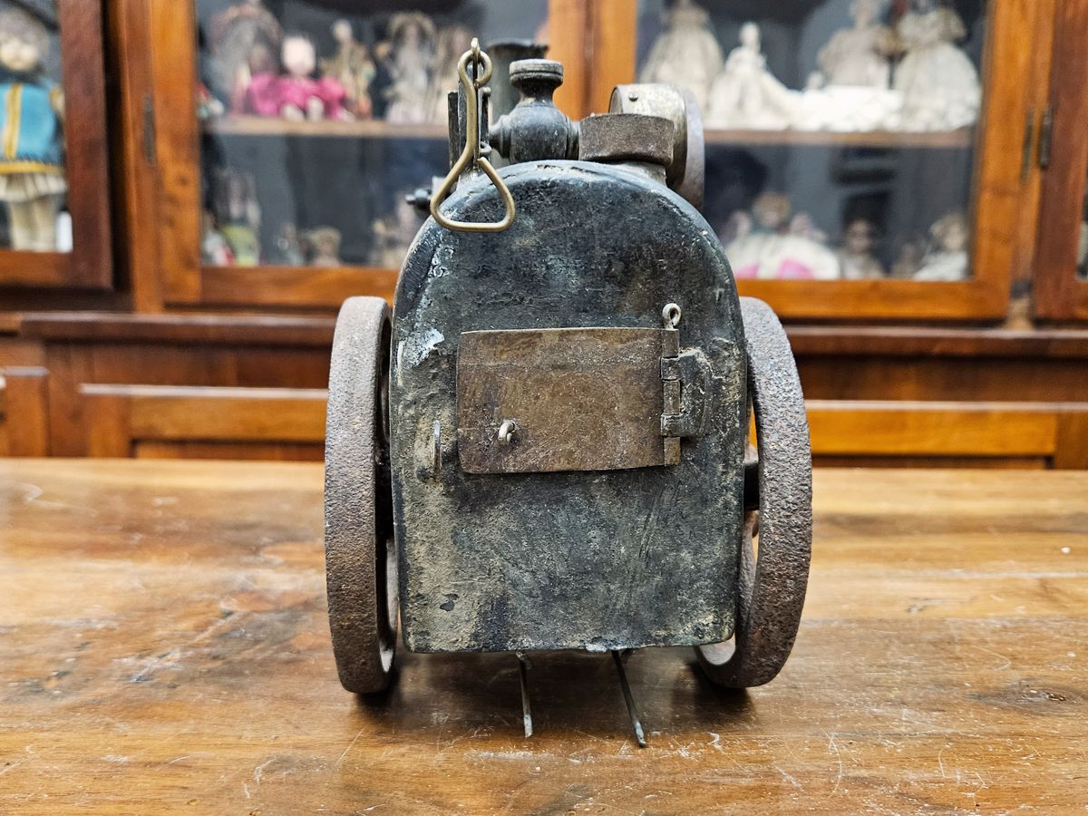 Modellino di Antica Locomobile a Vapore