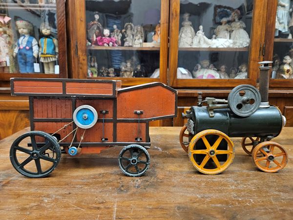 Modellino di antica locomobile a vapore con carro trebbia