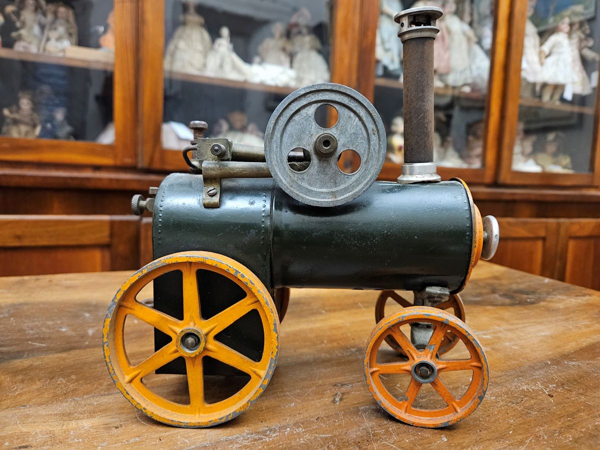 Modellino di Antica Locomobile a Vapore con Carro Trebbia
