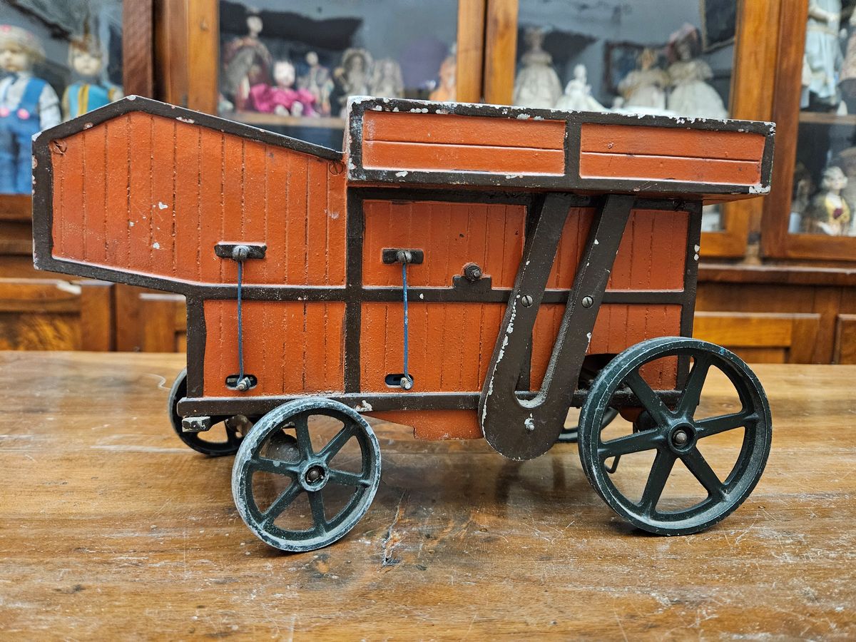 Modellino di Antica Locomobile a Vapore con Carro Trebbia