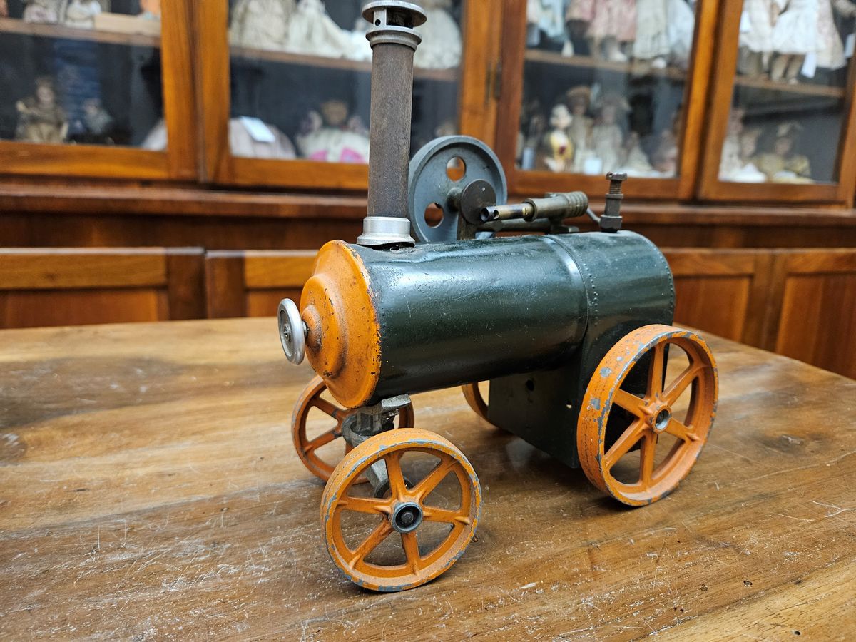 Modellino di Antica Locomobile a Vapore con Carro Trebbia