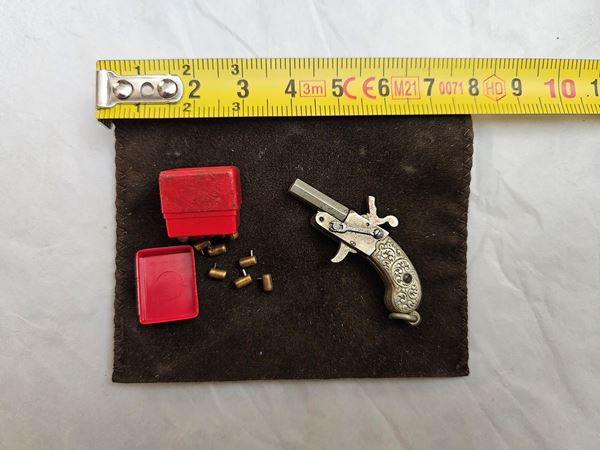 Pistola giocattolo in miniatura