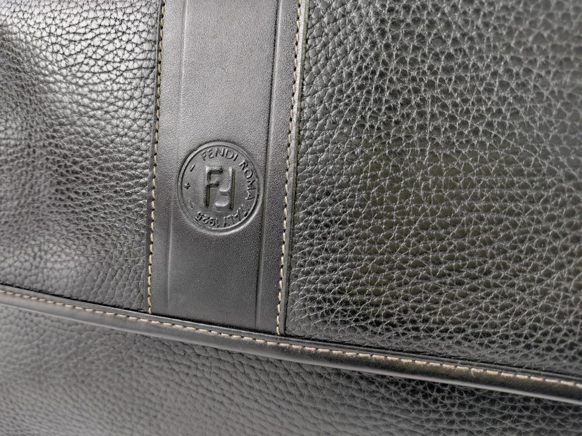 Fendi, Borsa in Pelle Nera Martellata