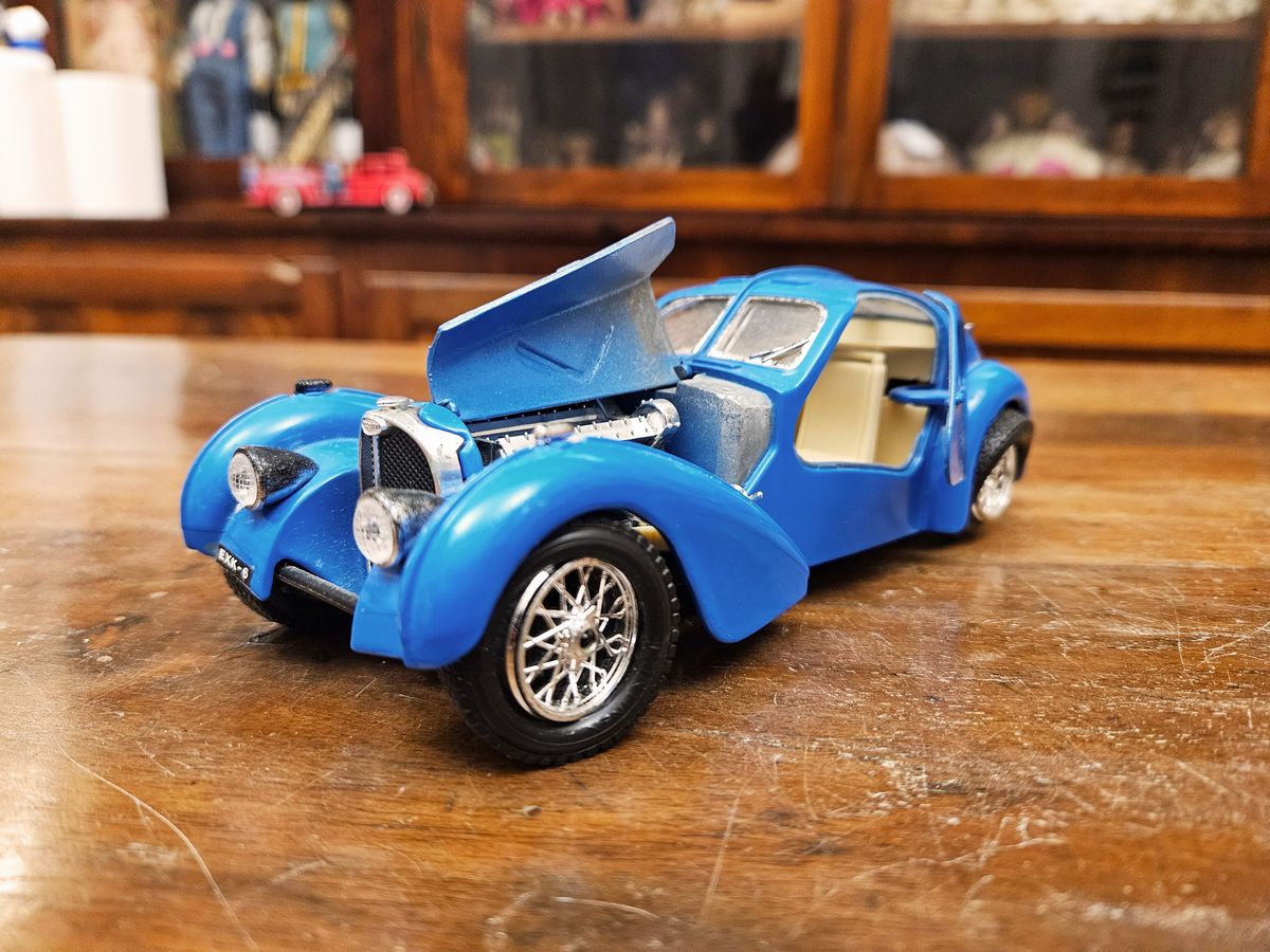Due Modellini D'auto D'epoca Burago