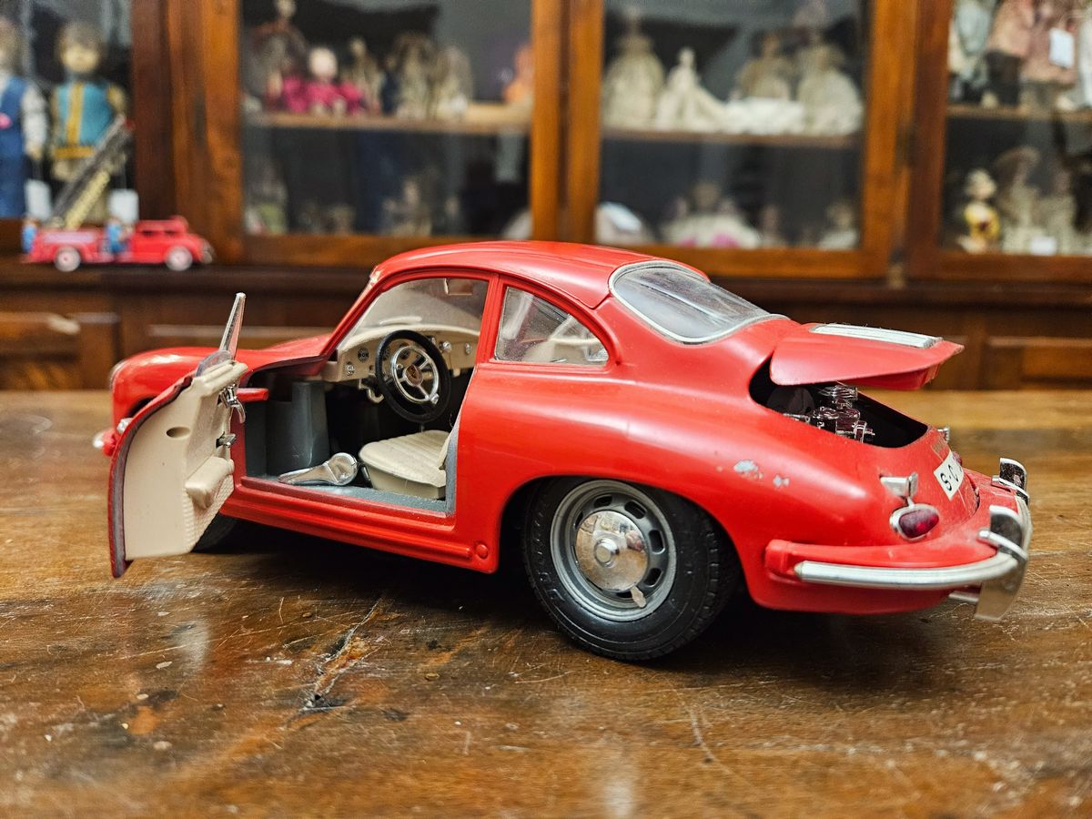 Due Modellini D'auto D'epoca Burago